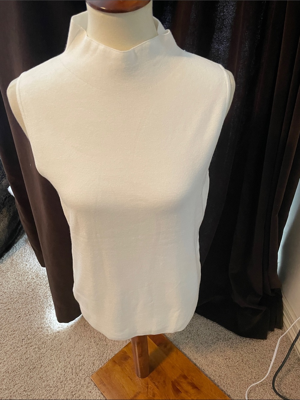 Tahari Sleeveless Mock Neck Women’s Top - White